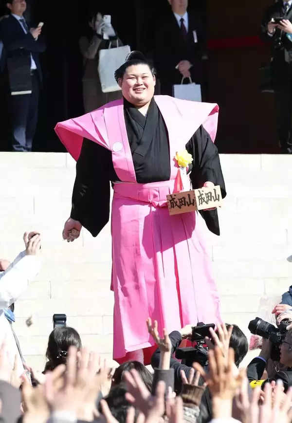 大の里が横綱昇進後初の豆まき　成田山新勝寺で仲野太賀、市川團十郎らと豆まき「晴れて良かった。光栄」