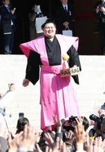 大の里が横綱昇進後初の豆まき　成田山新勝寺で仲野太賀、市川団十郎らと豆まき「晴れて良かった。光栄」
