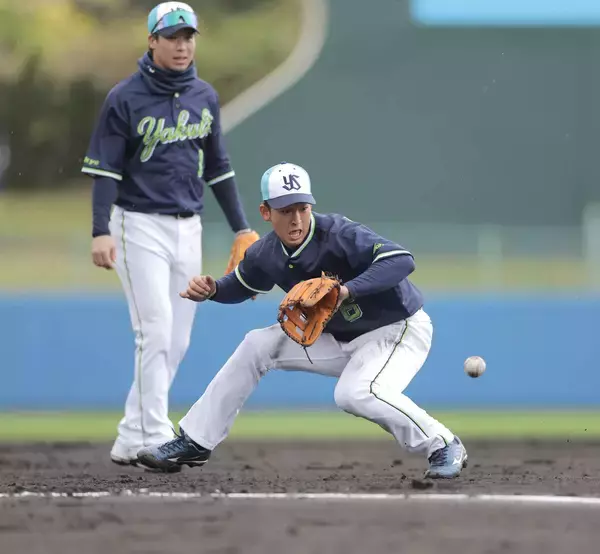 【ヤクルト】山田哲人、早出練習で若手に助言　主将の肩書外れてもリーダーの存在感