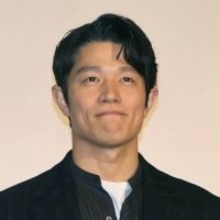 鈴木亮平の姿が「別人」「同じ人と思えない」「全然違う」「内容入らん」「こんな…」「イカン」「なんてこった」