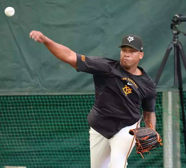 【巨人】「コントロールがいい」「スライダーが去年より曲がっている」育成４年目・ルシアーノが覚醒間近！？【キャンプ報知】