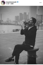 ２１歳差婚で話題の６２歳俳優、猫と触れ合い笑顔見せるモノクロショットが話題！…川﨑麻世の近影