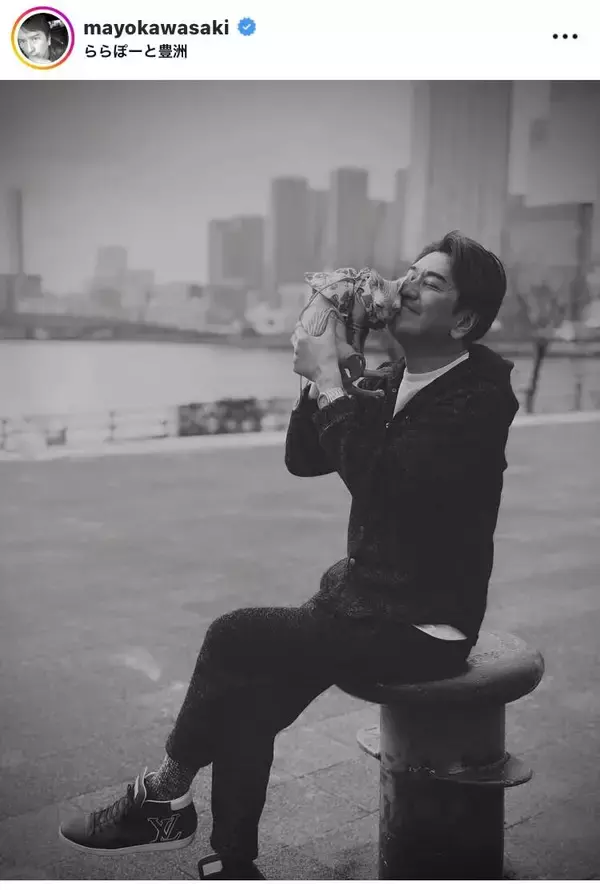 ２１歳差婚で話題の６２歳俳優、猫と触れ合い笑顔見せるモノクロショットが話題！…川﨑麻世の近影