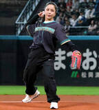 「【日本ハム】スキージャンプの高梨沙羅がファーストピッチに登場「届かせることができなくて悔しい」」の画像1