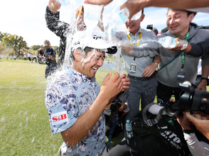 石坂友宏が国内開幕戦で涙のツアー初Ｖ　稲森佑貴とのプレーオフを制す