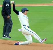大谷翔平が３打席連続出塁　塁上では右翼を守る鈴木誠也とアイコンタクトで笑顔…佐々木朗希４回までに３失点もドジャース４回に逆転