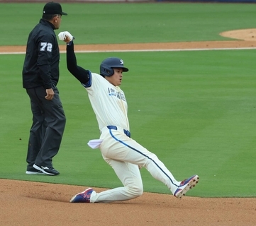 大谷翔平が３打席連続出塁　塁上では右翼を守る鈴木誠也とアイコンタクトで笑顔…佐々木朗希４回までに３失点もドジャース４回に逆転
