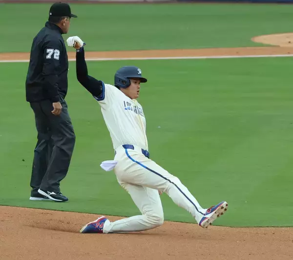 大谷翔平が３打席連続出塁　塁上では右翼を守る鈴木誠也とアイコンタクトで笑顔…佐々木朗希４回までに３失点もドジャース４回に逆転