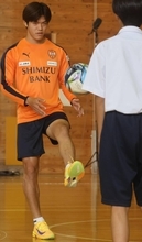 【Ｊ１清水】大卒ルーキー鈴木奎吾が中学校を訪問　「トレーニング、食事、睡眠の３つを重要視」プロ目指す生徒に経験伝えエール