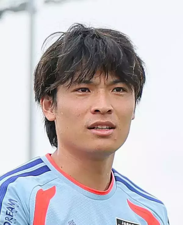 【Ｗ杯】町野修斗はマスク姿で宿舎に戻る…体調不良でチュニジア戦欠場の追加招集ＦＷ　スウェーデン戦間に合うか
