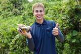 「ユージ、鉄塔塗装作業を体験「職人さんは格好いい」　夏のカラダメンテ飯を実食　１６歳から１９歳まで建設現場に勤務経験」の画像1