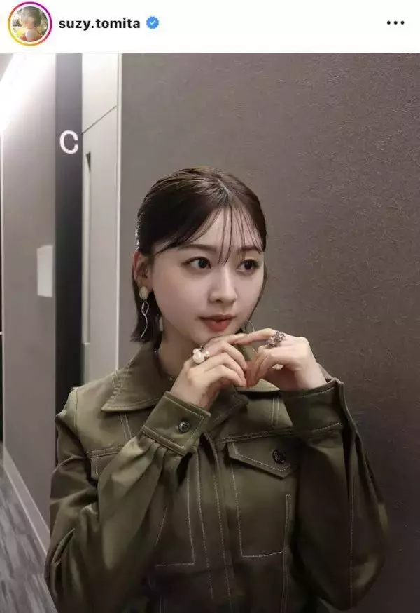 元日向坂４６メンバー、カーキのワンピース姿が「めちゃくちゃ可愛い」「最高」「きれいだなぁ」と話題の富田鈴花