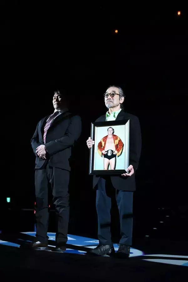 ドリー・ファンク・ジュニアさん、「新日本プロレス」後楽園大会で追悼１０カウントゴングをささげる