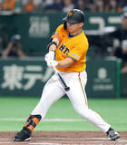 「【巨人】今季３安打目　小笠原慎之介が野手顔負けのバッティングを披露！二塁打に東京ドームは大歓声」の画像1