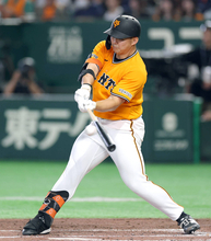 【巨人】今季３安打目　小笠原慎之介が野手顔負けのバッティングを披露！二塁打に東京ドームは大歓声
