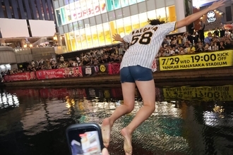 阪神連覇に次々と道頓堀ダイブ　２０代男性は繰り返して４度…虎党同士のけんかに警察が仲介も