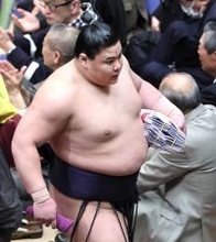 ２日連続で金星の義ノ富士、大量の懸賞金にネット騒然！「配達にでも行くのかな？」「広辞苑くらいあった」「持ち方がセカンドバッグ風」