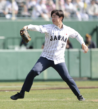 侍ジャパン“初戦”始球式に06年WBC日本代表･和田毅氏が登場　ソフトバンクＯＢ背番号21でストライク投球