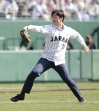 侍ジャパン“初戦”始球式に06年WBC日本代表･和田毅氏が登場　ソフトバンクＯＢ背番号21でストライク投球