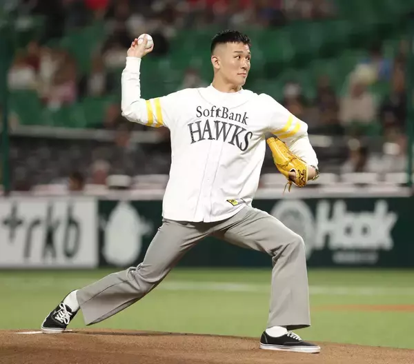 【ソフトバンク】ＲＩＺＩＮファイター・萩原京平「今までで一番緊張した」セレモニアルピッチに登場　兄と弟が元甲子園球児