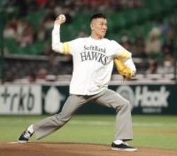 【ソフトバンク】ＲＩＺＩＮファイター・萩原京平「今までで一番緊張した」セレモニアルピッチに登場　兄と弟が元甲子園球児