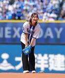 「都玲華が始球式に登場「自己採点は５点。ダフり、引っかけ、ＯＢみたいな感じ」　ボールは大きく左へ」の画像1