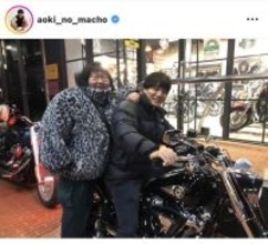 「バイクもマッチョですねぇ！」青木マッチョ、愛車のハーレー披露で超話題「うわ～お似合い～」「カッコいい」「後ろ乗せて」