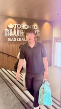 赤い岡本和真が３０歳好発進「ひとまず打ててよかった」　激走、フェン直で今季２０度目マルチ安打