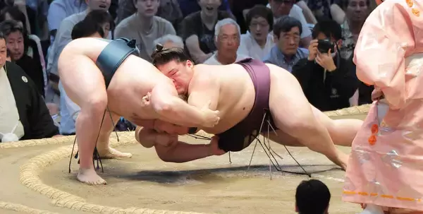 大関復帰を目指す安青錦が５勝目　過去３勝３敗の王鵬に勝つ
