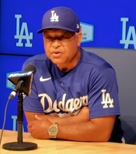 大谷翔平、投手復帰断念も「依然として二刀流の選手として見ている」　ロバーツ監督が見据える来季　打者専念はあくまで期間限定