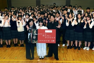 岡田准一「おま！」　映画「わたしの知らない子どもたち」学校イベントにサプライズ登場