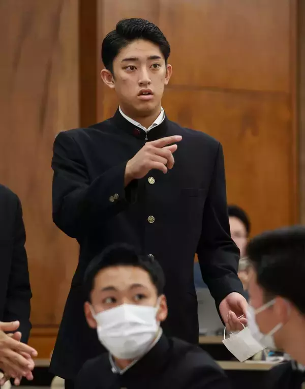 【ドラフト】米球界挑戦表明の織田翔希、会見場に現れる　報道陣約６０人が殺到、ＴＶカメラ１１台