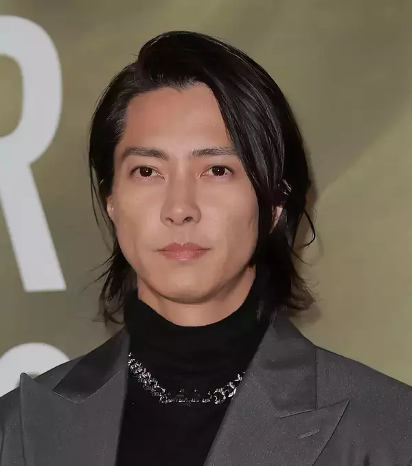 山下智久、新年ショットがイケメンすぎる！「２０２５年は、完璧じゃなかった。でも、それでいい。」に反響止まず