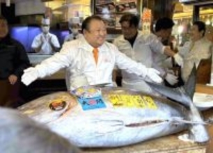 初競り史上最高値５億１０３０万円のクロマグロの解体ショーに客殺到　縁起物に「大変おいしかった」