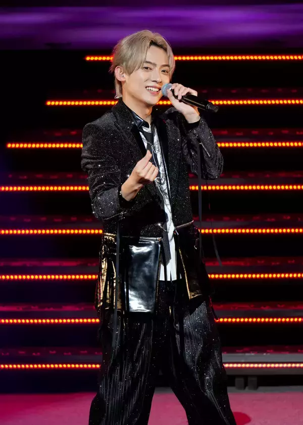 辰巳ゆうと、デビュー９年目迎え地元・大阪でコンサート　円広志も駆けつけハグ