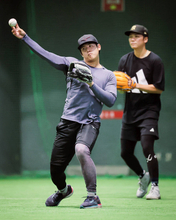 巨人・石塚裕惺「力感がないのにスーって来る」坂本勇人から送球の極意継承