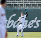 「【巨人】ドラ４皆川岳飛がセンターに　松本剛、佐々木俊輔とノック受ける」の画像1