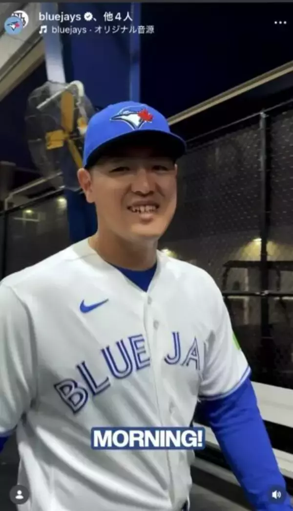 ブルージェイズ・岡本和真、背番号７のユニホーム姿を“初披露”　早朝開催の「ＰＨＯＴＯ　ＤＡＹ」に笑顔で参加　ＭＬＢも注目