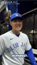ブルージェイズ・岡本和真、背番号７のユニホーム姿を“初披露”　早朝開催の「ＰＨＯＴＯ　ＤＡＹ」に笑顔で参加　ＭＬＢも注目