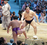「横綱・大の里が勝ち越し王手　右差し左おっつけの得意の形で尊富士に完勝　残り２日へ「しっかりと２日間やっていく」」の画像1