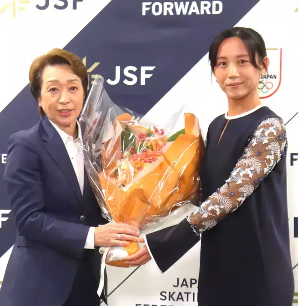 橋本聖子ＪＯＣ会長が高木美帆さんに花束贈呈　「美帆さんの素晴らしい人間力が受賞のきっかけになったと思っております」