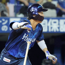 【ＤｅＮＡ】度会隆輝が左翼線適時二塁打で勝ち越し“行進ポーズ”を披露　佐野が「高校時代の気持ちで…２人で話し合って」と説明
