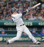 「【阪神】森下翔太、バックスクリーンへ３２号ソロ！本塁打数セ・リーグトップの佐藤輝明へ２差に迫る」の画像1