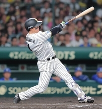 【阪神】森下翔太、バックスクリーンへ３２号ソロ！本塁打数セ・リーグトップの佐藤輝明へ２差に迫る