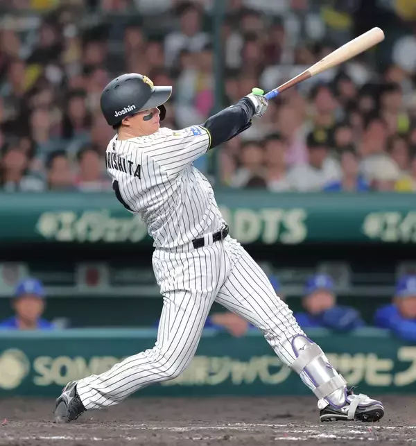 【阪神】森下翔太、バックスクリーンへ３２号ソロ！本塁打数セ・リーグトップの佐藤輝明へ２差に迫る