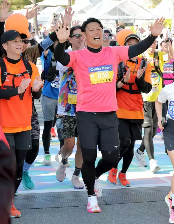 【大阪マラソン】原口文仁さんが５時間２４分１７秒で完走「高校野球の練習よりきつかった」大腸がん手術乗り越えた不屈の男に子どもたちのお手製メダル
