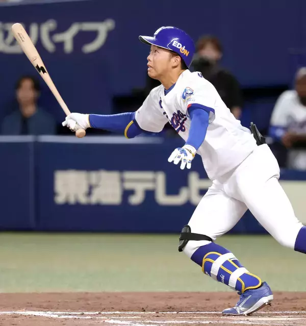 【中日】８回に岡林勇希の右犠飛で同点に追いつく　代打・鵜飼航丞が転びながら…二塁打でチャンスメイク　７回まで１安打無得点も終盤に反撃