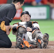 【巨人】岸田行倫が負傷交代…ファウルチップが右膝に直撃　苦もんの表情でベンチ裏へ→大城卓三と交代