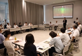 葛飾北斎を学習教材に！開館１０周年「すみだ北斎美術館」で東京・墨田区全２０校の校長が異例の集結！「郷土の偉人を知って子どもたちにまちの誇りを！」