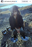「「なかなかシュール」桜井ユキ、川に入った後河川敷で足湯する姿にファンから心配の声「寒そう」「お体おだいじに」」の画像1